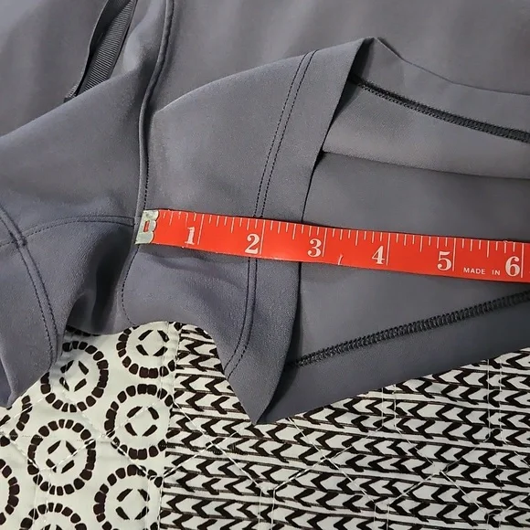 Lululemon Short Color Gray Size 8 - Picture 5 of 6